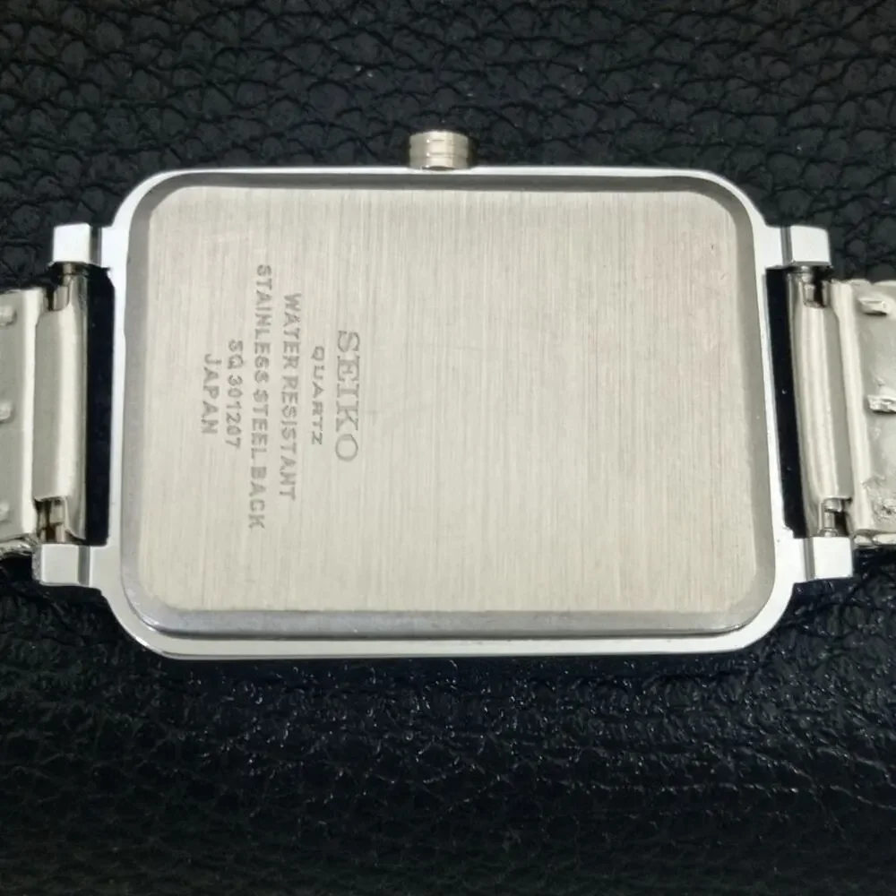 Vintage Style Seiko Quartz Mens Silver Watch & Black accents W/ Steel Strap